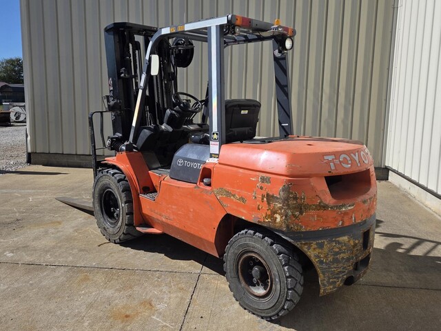 8800 lb. Toyota #7FGU45GAS, Forklift, gasoline, 199" lift height, 24" centers, 2005 - Image 3