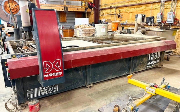 Maxiem #1530, 5' x 10' waterjet, 30 HP Omax EnduroMax pump, cleanout, hopper, water level Control, 2017, less - Image 1