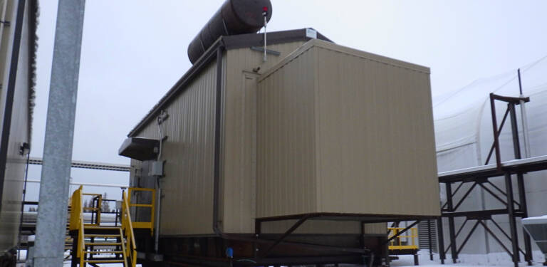 1250 KW Cummins #DQGAA, standby diesel generator, 347-600 Volts, 2557 hours, 2010 - Image 2