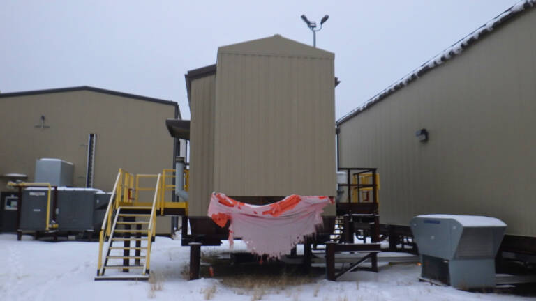 1250 KW Cummins #DQGAA, standby diesel generator, 347-600 Volts, 2557 hours, 2010 - Image 3
