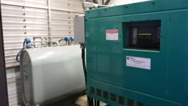 1250 KW Cummins #DQGAA, standby diesel generator, 347-600 Volts, 2557 hours, 2010 - Image 4