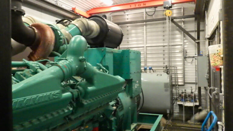 1250 KW Cummins #DQGAA, standby diesel generator, 347-600 Volts, 2557 hours, 2010 - Image 6