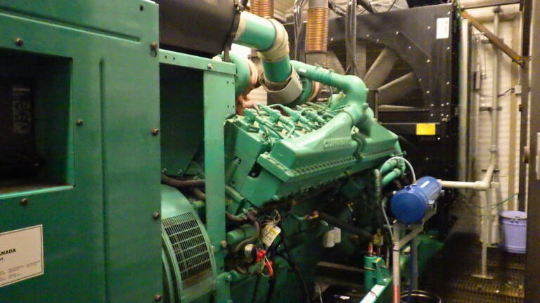 1250 KW Cummins #DQGAA, standby diesel generator, 347-600 Volts, 2557 hours, 2010 - Image 7