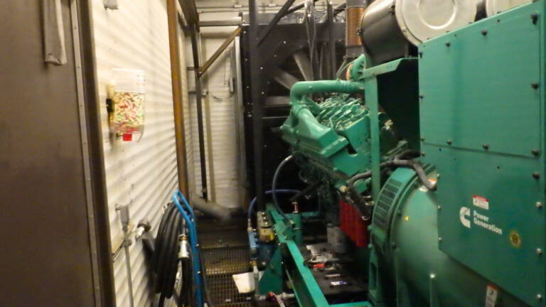 1250 KW Cummins #DQGAA, standby diesel generator, 347-600 Volts, 2557 hours, 2010 - Image 8