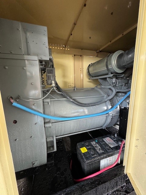 274 KW Generac, stationary diesel generator, basetank, weatherproof enclosure, 277/480 Volts, 584 hours - Image 3