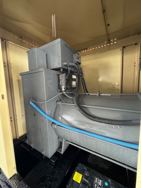 274 KW Generac, stationary diesel generator, basetank, weatherproof enclosure, 277/480 Volts, 584 hours - Image 4