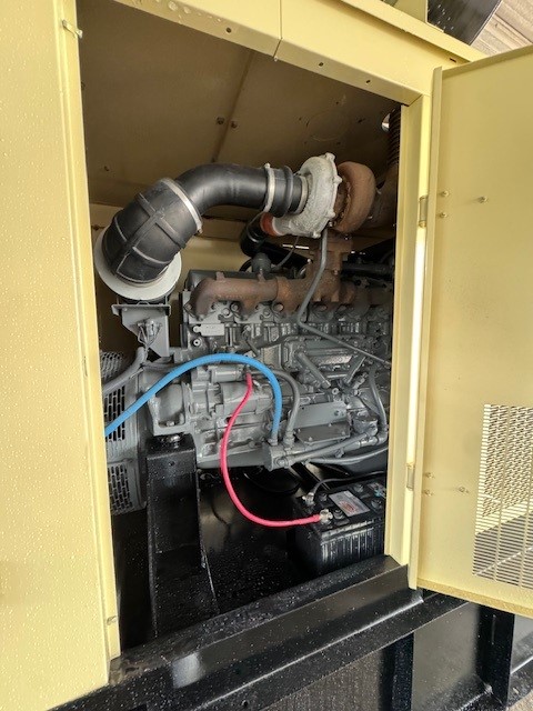274 KW Generac, stationary diesel generator, basetank, weatherproof enclosure, 277/480 Volts, 584 hours - Image 5