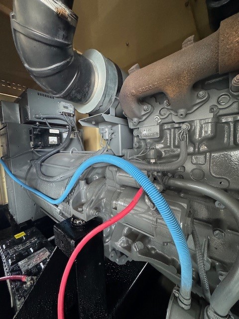274 KW Generac, stationary diesel generator, basetank, weatherproof enclosure, 277/480 Volts, 584 hours - Image 7
