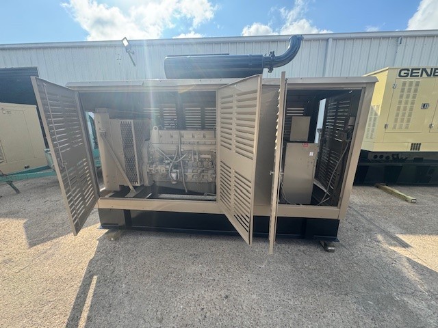 250 KW Cummins, stationary diesel generator, weatherproof enclosure, 0.8 PF, 277/480 Volts, 1997 - Image 4