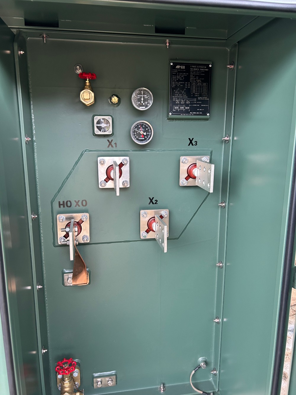 300 KVA 13200Y/7620 Primary, 208/120 Secondary, with taps, bayonet fusing, 4 POS Loadbreak Switch - Image 1