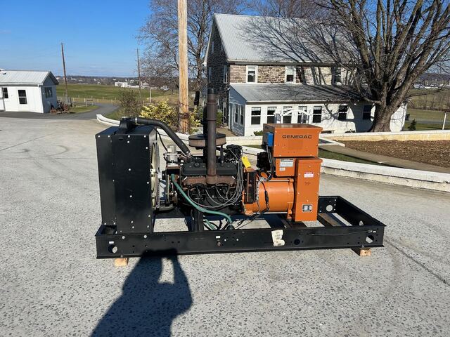 30 KW Generac #95A03723-S, Natural gas / LP generator, 3 phase, 632 hours, 120/208 Volts, load tested, 1995 - Image 1