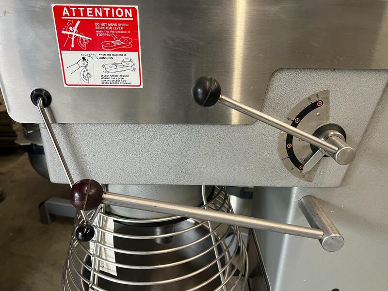 Welbilt Varimixer #W60/40, commercial mixer, 60qt & 40qt bowl, flat beater, dough hook, bowl guard, bowl - Image 4