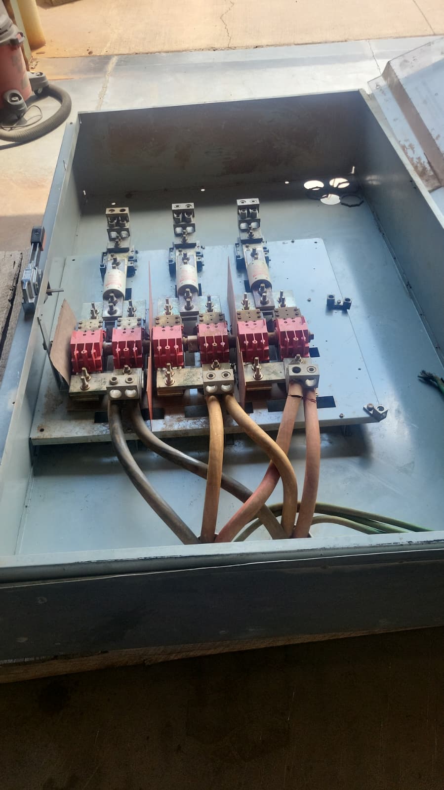 1200 Amp. Eaton Cutler-Hammer, Heavy Duty Safety Switch, w/VFD, mounted on 30' goose neck trailer, 600 V - Image 8
