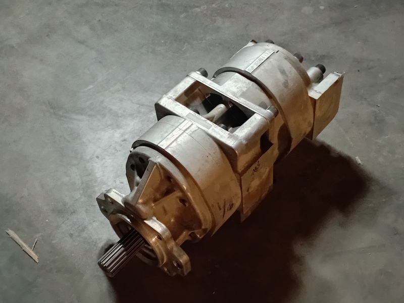 Komatsu #R7055242220, pump, new surplus - Image 1