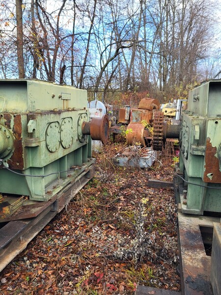 26" x 26" x 84" Adamson United rubber or plastic mill, 2-roll, 500 HP. drilled rolls, motorized roll - Image 3