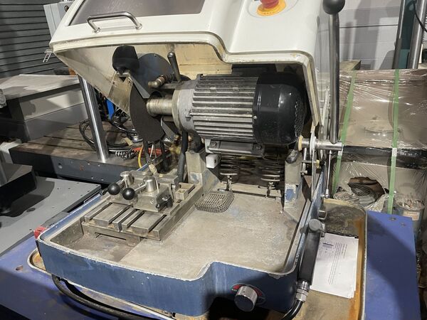 10" Buehler #AbrasiMet-250 Mdl 10-10106-260 manual abrasive cutter, 10" wheel capacity, 1.25" wheel arbor - Image 2
