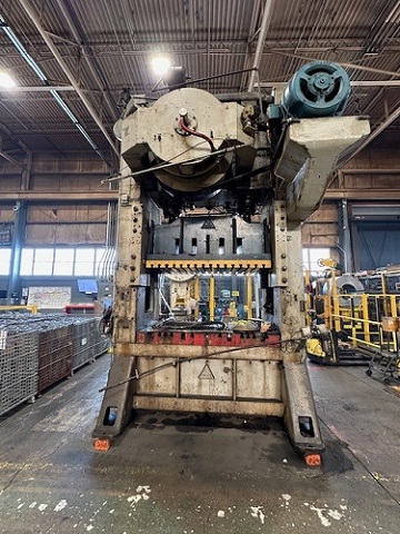 300 Ton, Clearing, straight side double crank stamping press, 14" stroke, 72" x48" bed, 28 SPM, 30 HP - Image 5