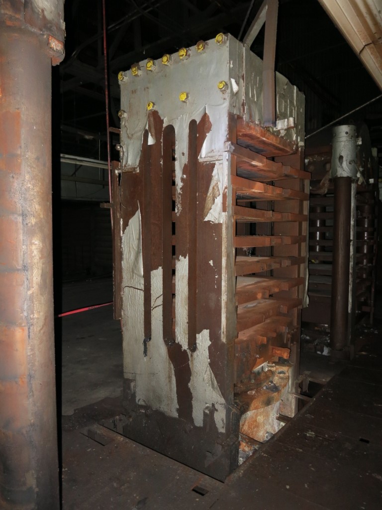 1000 Ton, Wood, hydraulic press, 40" stroke, 40" daylight, 42" x 42", (2) steam platens - Image 1