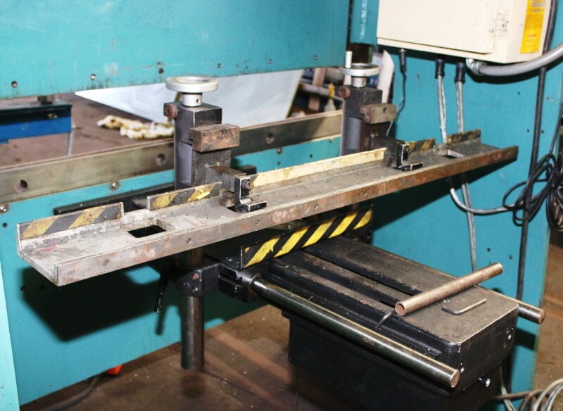 40 Ton, Wysong #H4702, hydra-mechanical press brake, 6' overall, 62" between housing, Hurco 5C CNC Single - Image 2