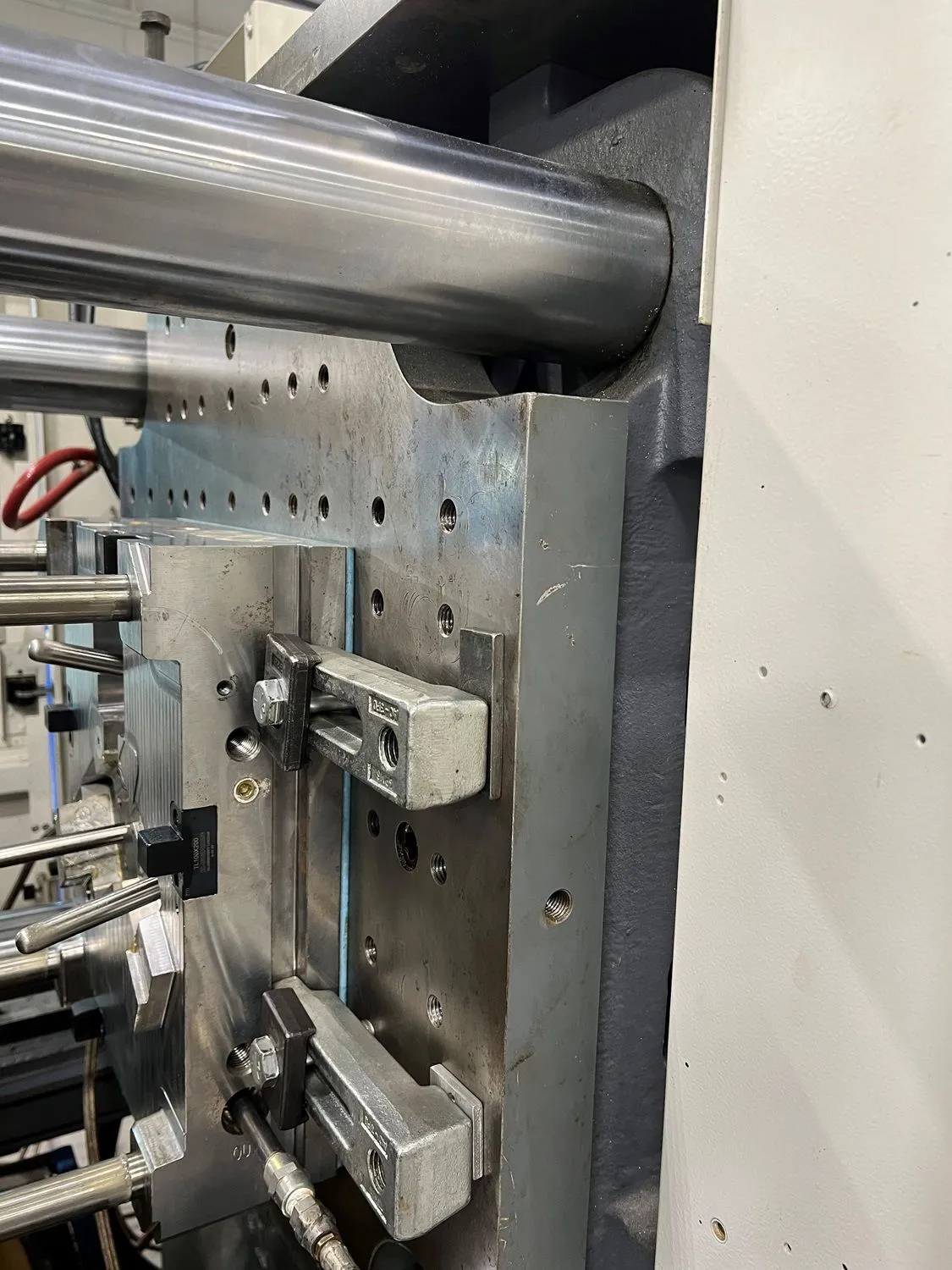 194 Ton, 6.4 oz., Krauss Maffei #KM180-380AX, horizontal injection molding machine, all electric, 2011 - Image 4