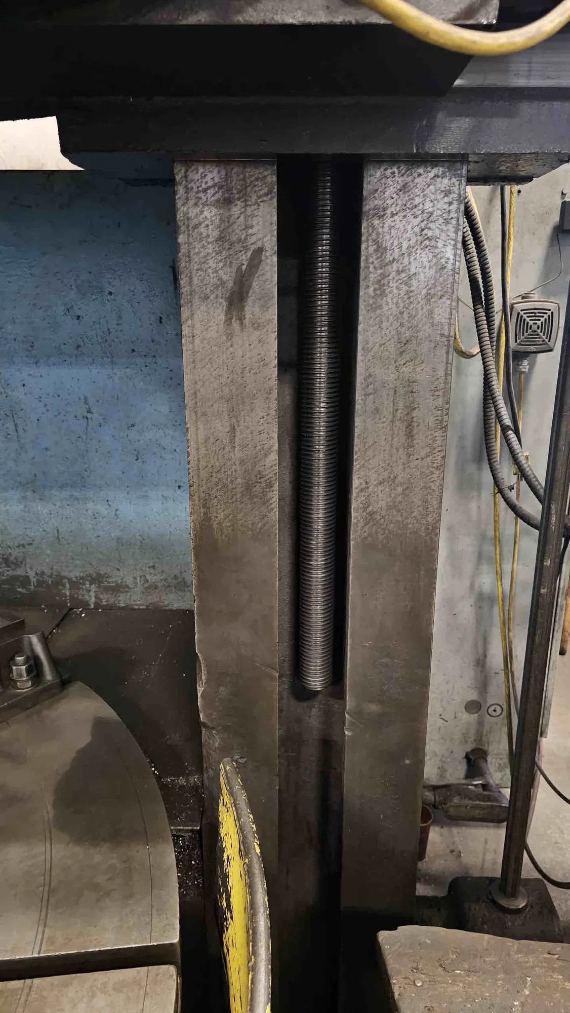 72" Cincinnati #Hypro, 79" sw, 72.5" 4-jaw chuck, 63" under rail, Heidenhain 2-Axis digital read out, pendant - Image 3