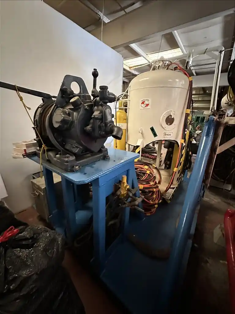 Wet Bell & LARS, Oceaneering International Oceaneering class II manifold 2 man open bell w/1 diver excursion - Image 6