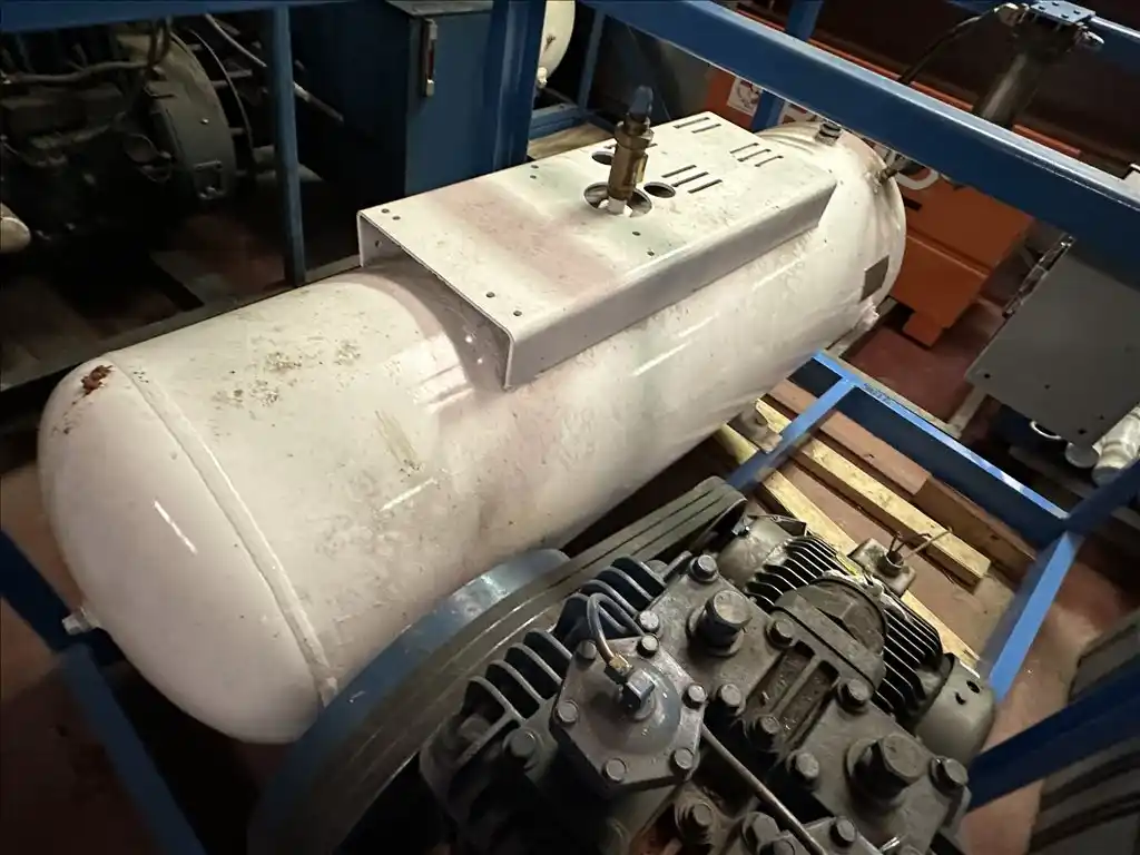 Dive compressor skid, Curtis Manufacturing, electric, w/integrated volumn tank, 1973 - Image 3