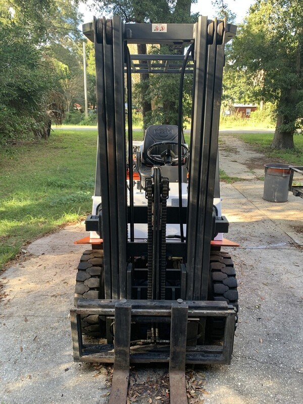 5000 lb. Nissan #CPJO2A25V, propane forklift, solid pneu tires, 2782 hours, 2011 - Image 4