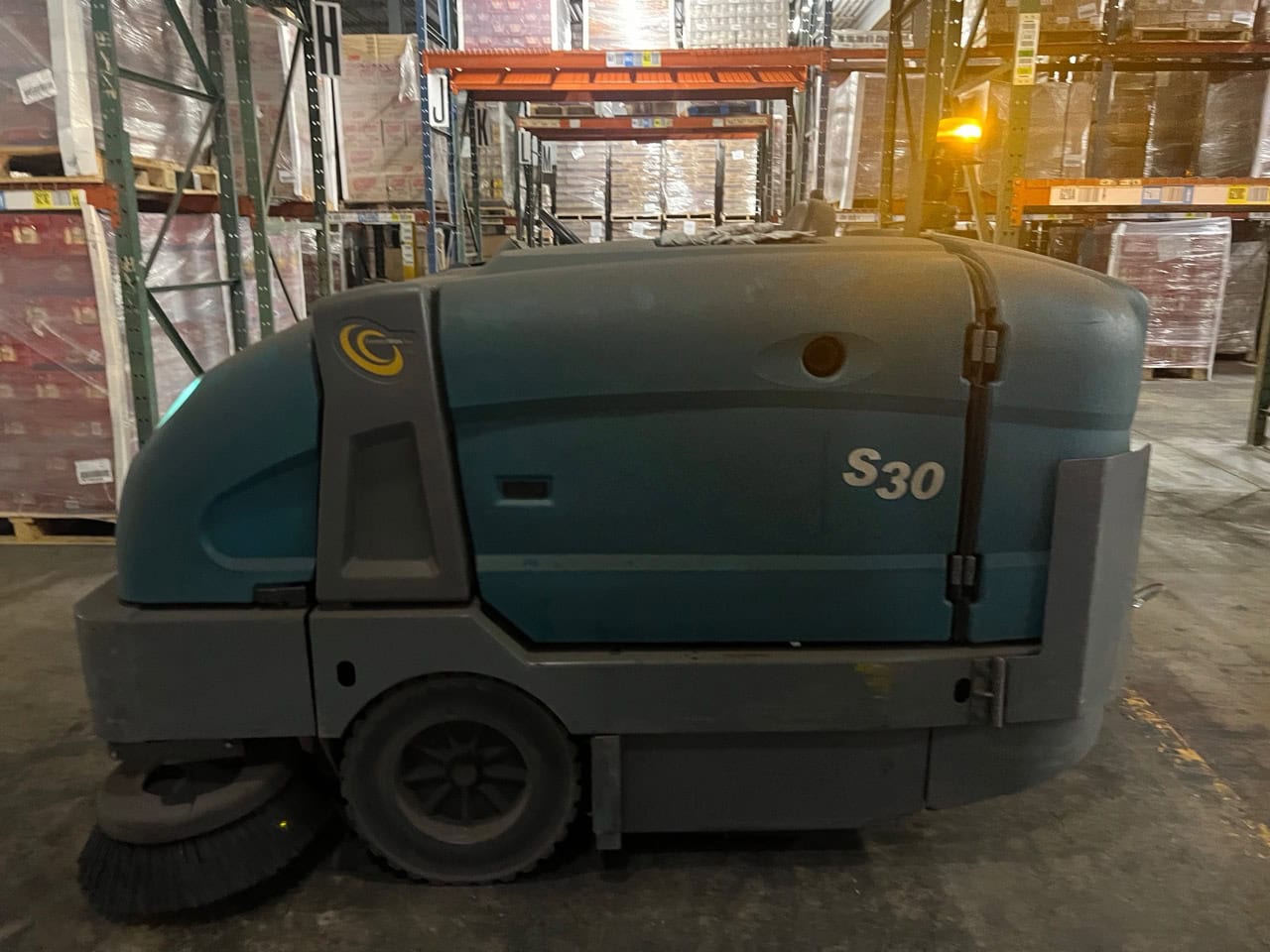 Tennant #S30, Ride-On Scrubber & Sweeper, 62.5"/80" path, 14 cu.ft. hopper capacity - Image 2