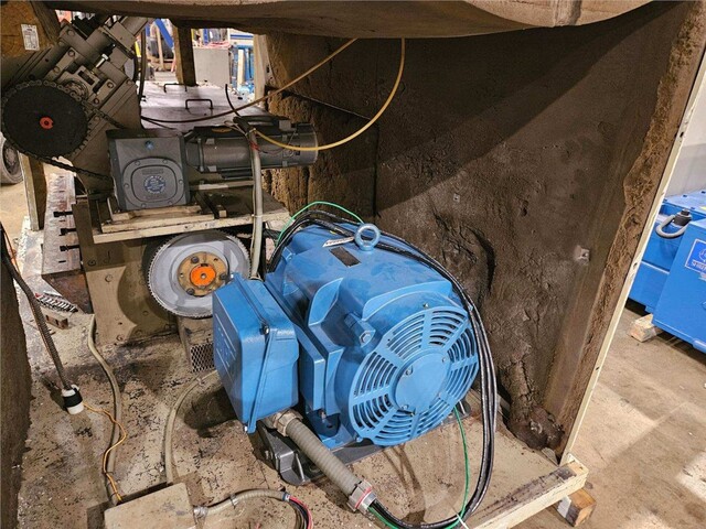 14" x 56" Cumberland #1456I, pull-roll granulator, 100 HP WEG Inverter Duty Motor, 3 knife open rotor, 2 bed - Image 7