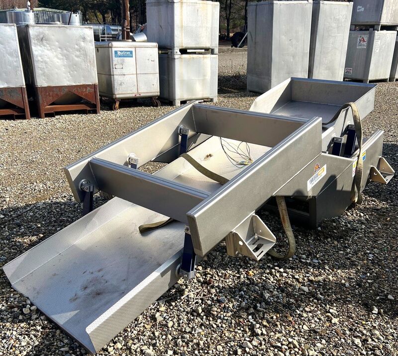 32" wide x 10' long, Key #ISO-FLO S108611, Vibratory Shaker / Feeder Conveyor, Stainless Steel - Image 1