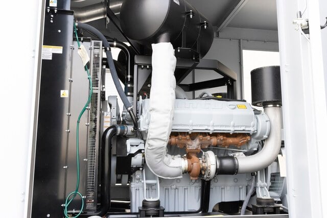 500 kW MTU #DS500, Diesel Generator, 277/480 Volts, 3 phase, sound attenuation encl, base tank, 2022 (2 - Image 3