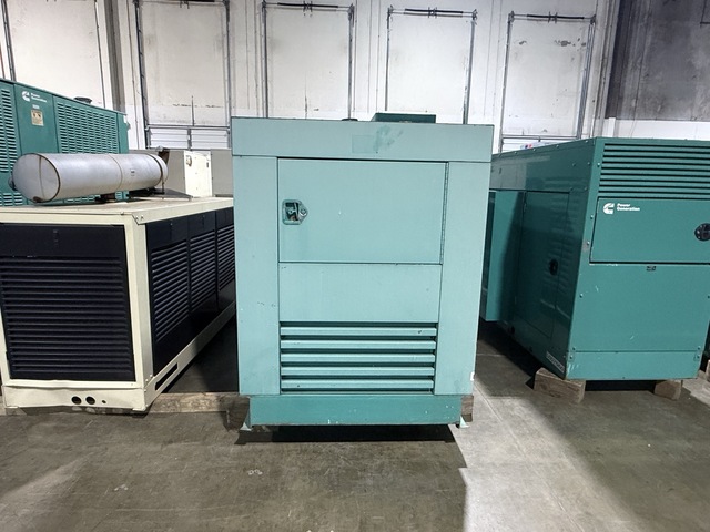 250 KW Cummins #250DFAC, diesel generator, 480 Volts, 540 hours, encl, 1998 - Image 4