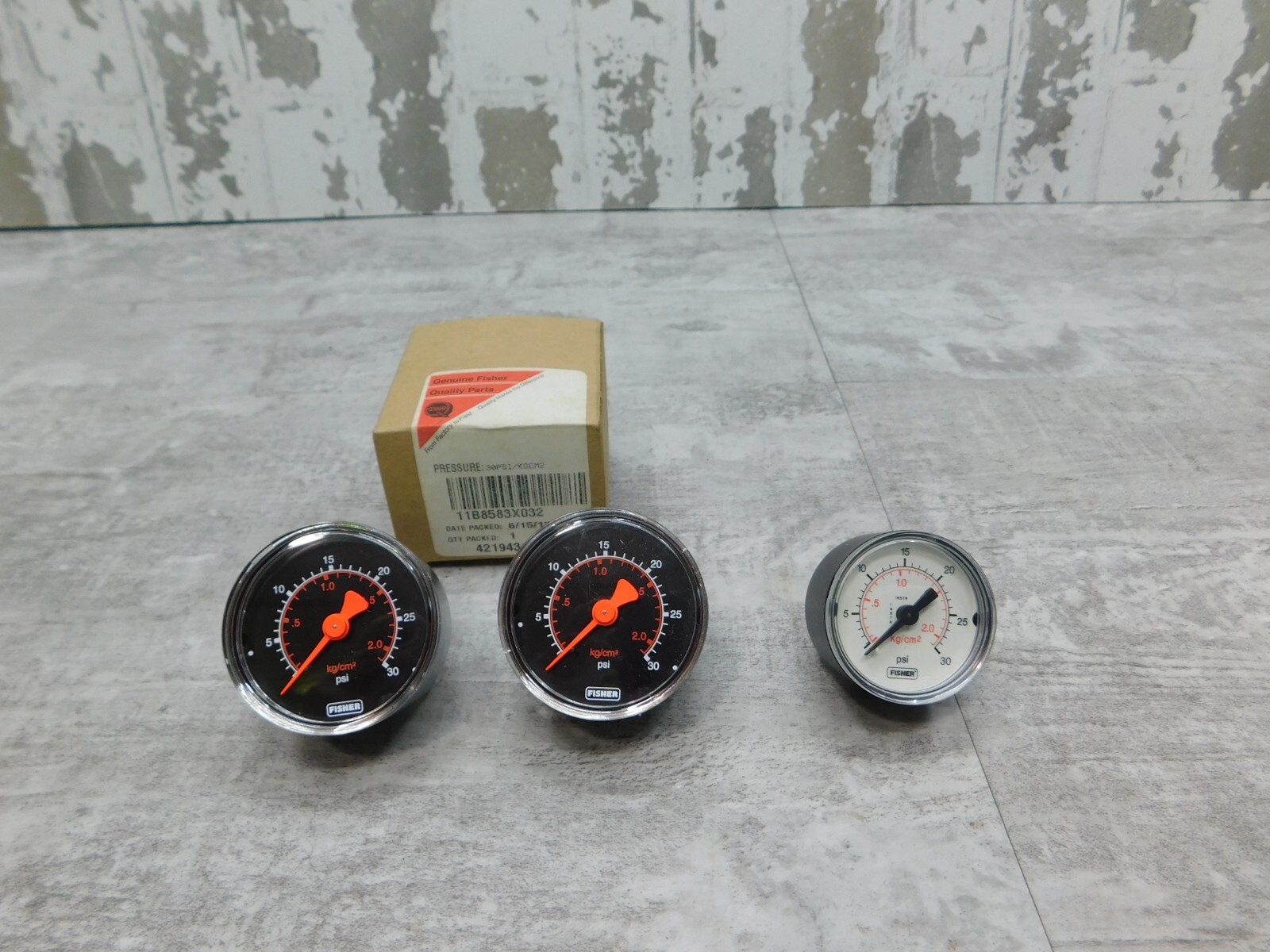 Fisher #11B853X032, Pressure Gauges, (2) 1.5" diameter & (1) 1.375" diameter, 0-30 psi, 0-2.0 kg/cm2, New (3 - Image 1