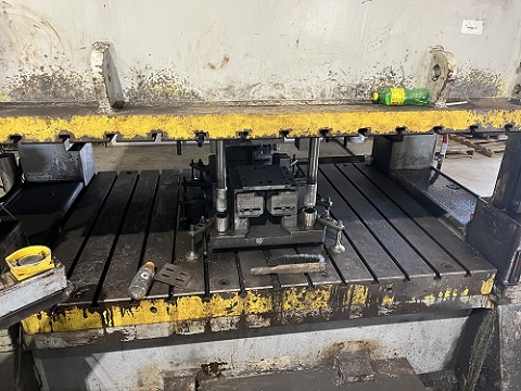 250 Ton, Blow #SC2-250-84-42, straight side twin end backshaft driven mechanical press, 1990 - Image 4