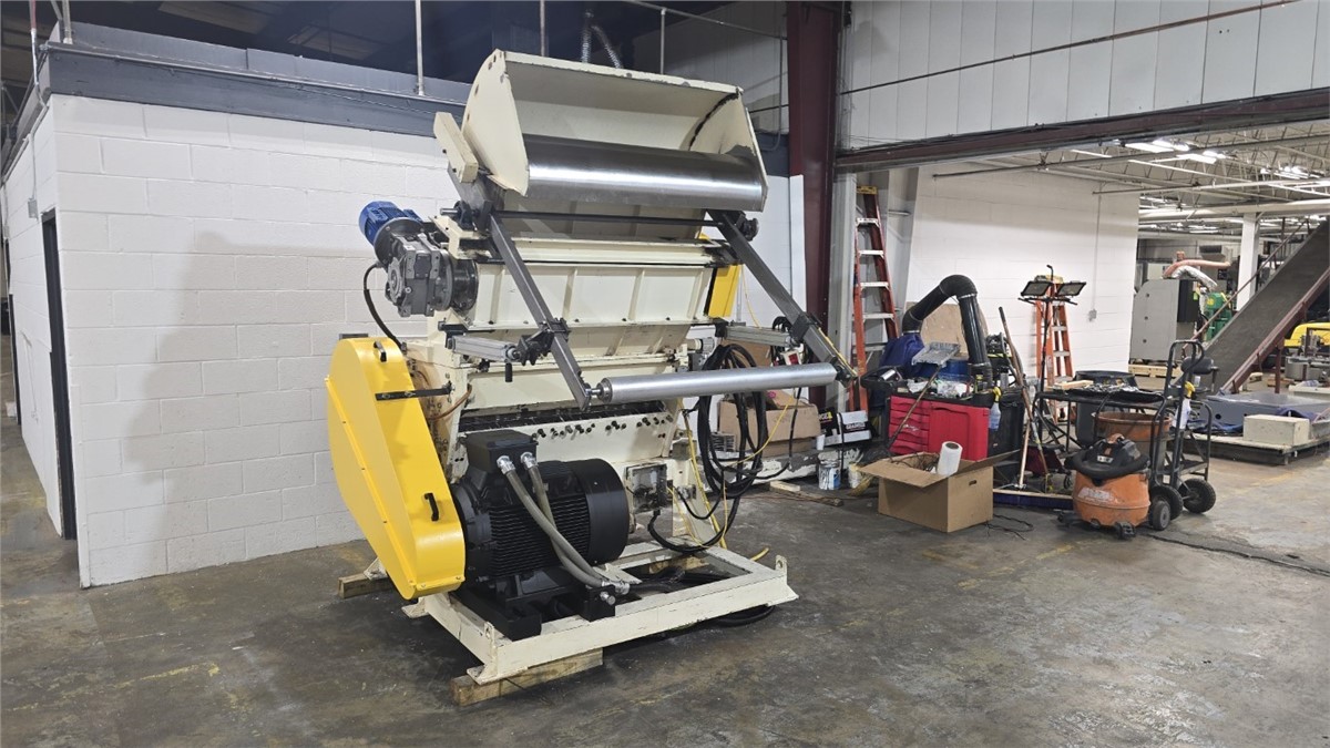 50.4" x 19.3" Tria #120-49, pull roll granulator, 75 HP, 5 fly knives 2 bed knives, 2003 - Image 1