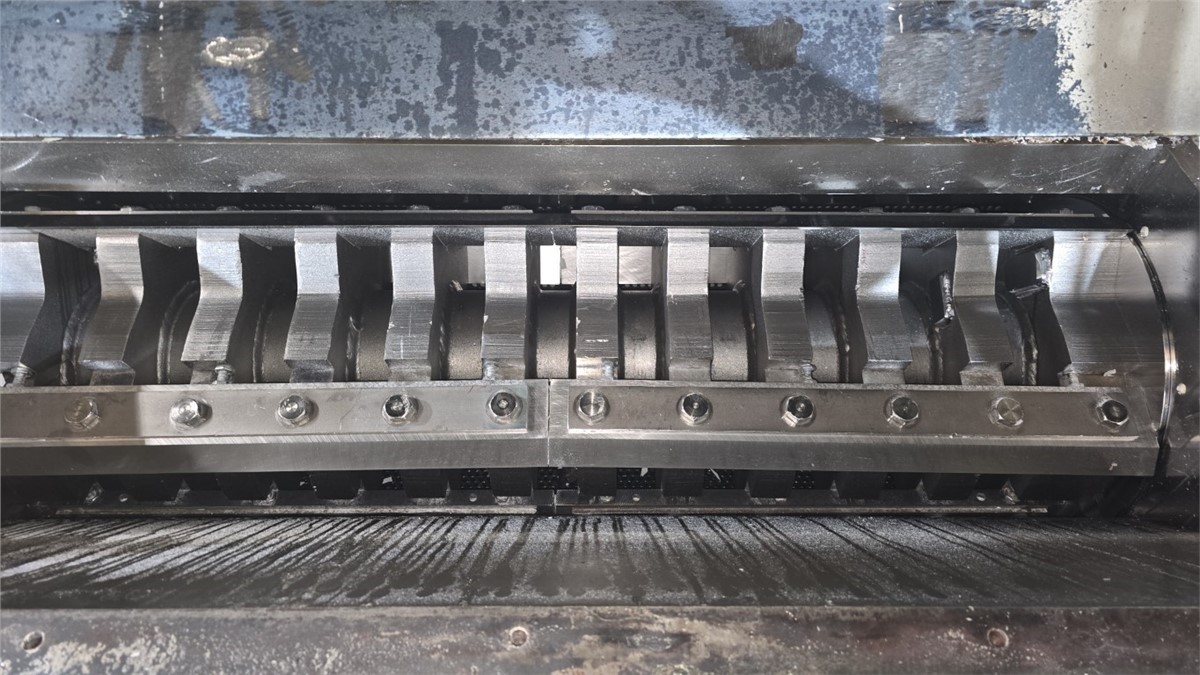 50.4" x 19.3" Tria #120-49, pull roll granulator, 75 HP, 5 fly knives 2 bed knives, 2003 - Image 3