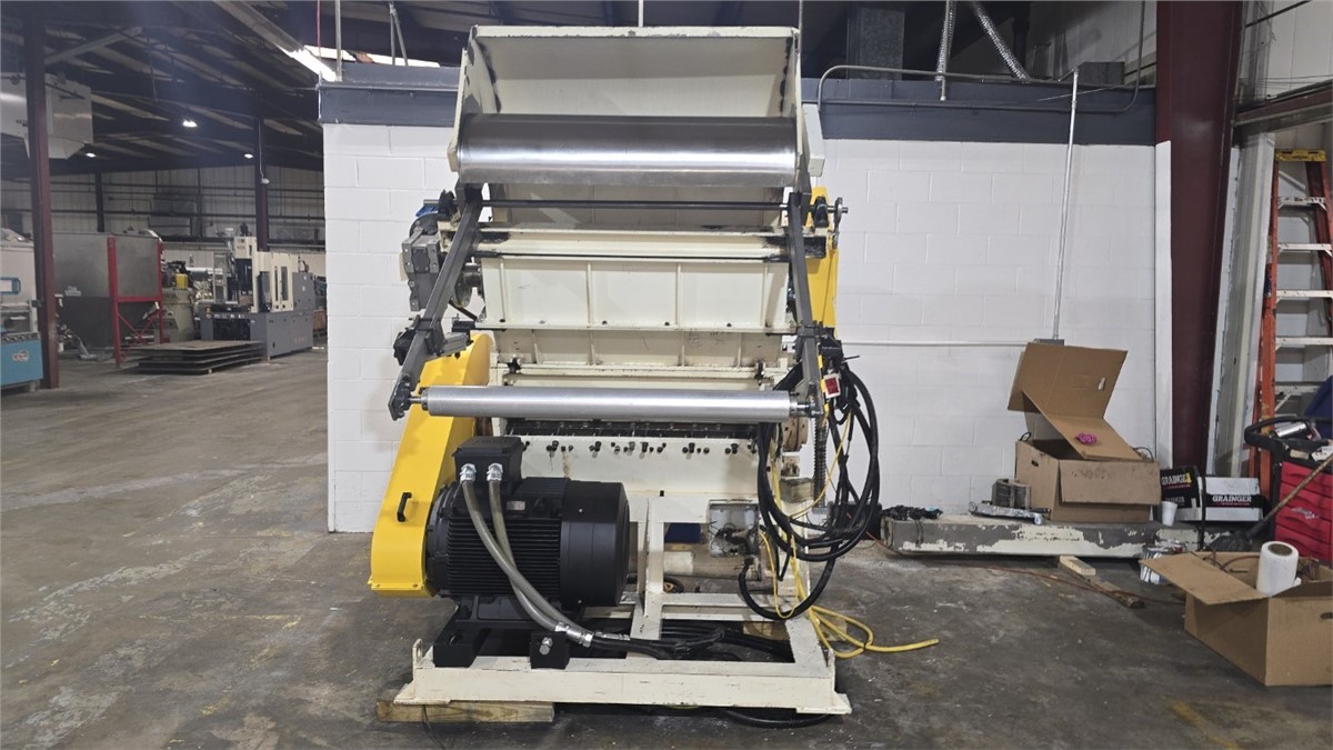 50.4" x 19.3" Tria #120-49, pull roll granulator, 75 HP, 5 fly knives 2 bed knives, 2003 - Image 4