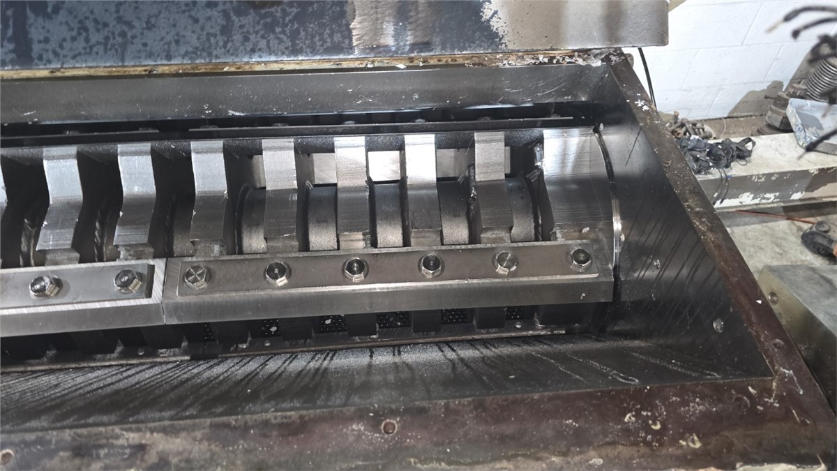 50.4" x 19.3" Tria #120-49, pull roll granulator, 75 HP, 5 fly knives 2 bed knives, 2003 - Image 9