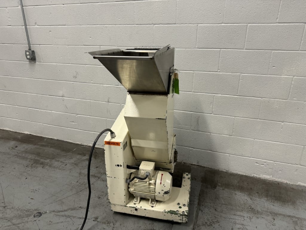 6" x 11" Rapid #611SR, granulator, 3 HP, 16 fly knives, 2 bed knives, 1/8" screen, bin discharge, caster - Image 1