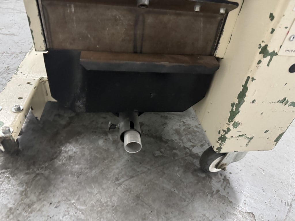 6" x 11" Rapid #611SR, granulator, 3 HP, 16 fly knives, 2 bed knives, 1/8" screen, bin discharge, caster - Image 7