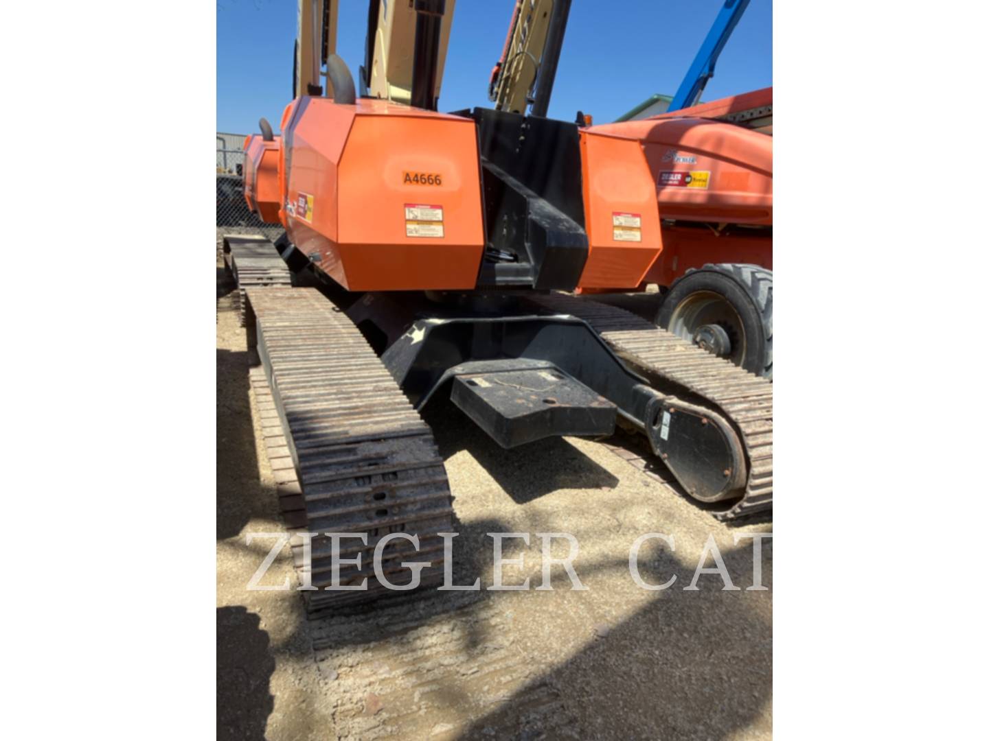Jlg Industries, Inc. 660SJC, Articulated Boom Lift, 4079 hours, S/N: 0300216657, 2016 - Image 2