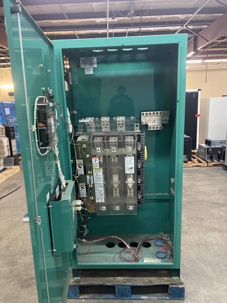1200 Amp. Cummins OTPCE-4490706, 3-pole automatic transfer switch, 240 Volts, Nema 1, 2000 - Image 3