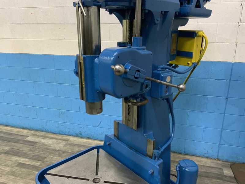 24" Cincinnati #24, single spindle drill, box columns, #4MT, 28" x18" table area, coolant, 5 HP - Image 4