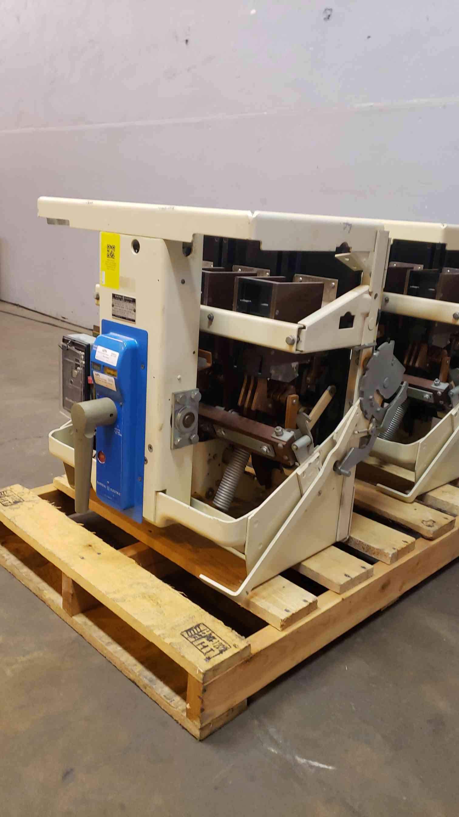 3000 Amps, General Electric, 156A5045207TW, Low Voltage Power Circuit Breaker, 3-Pole, 60 Hz, 600 V - Image 2