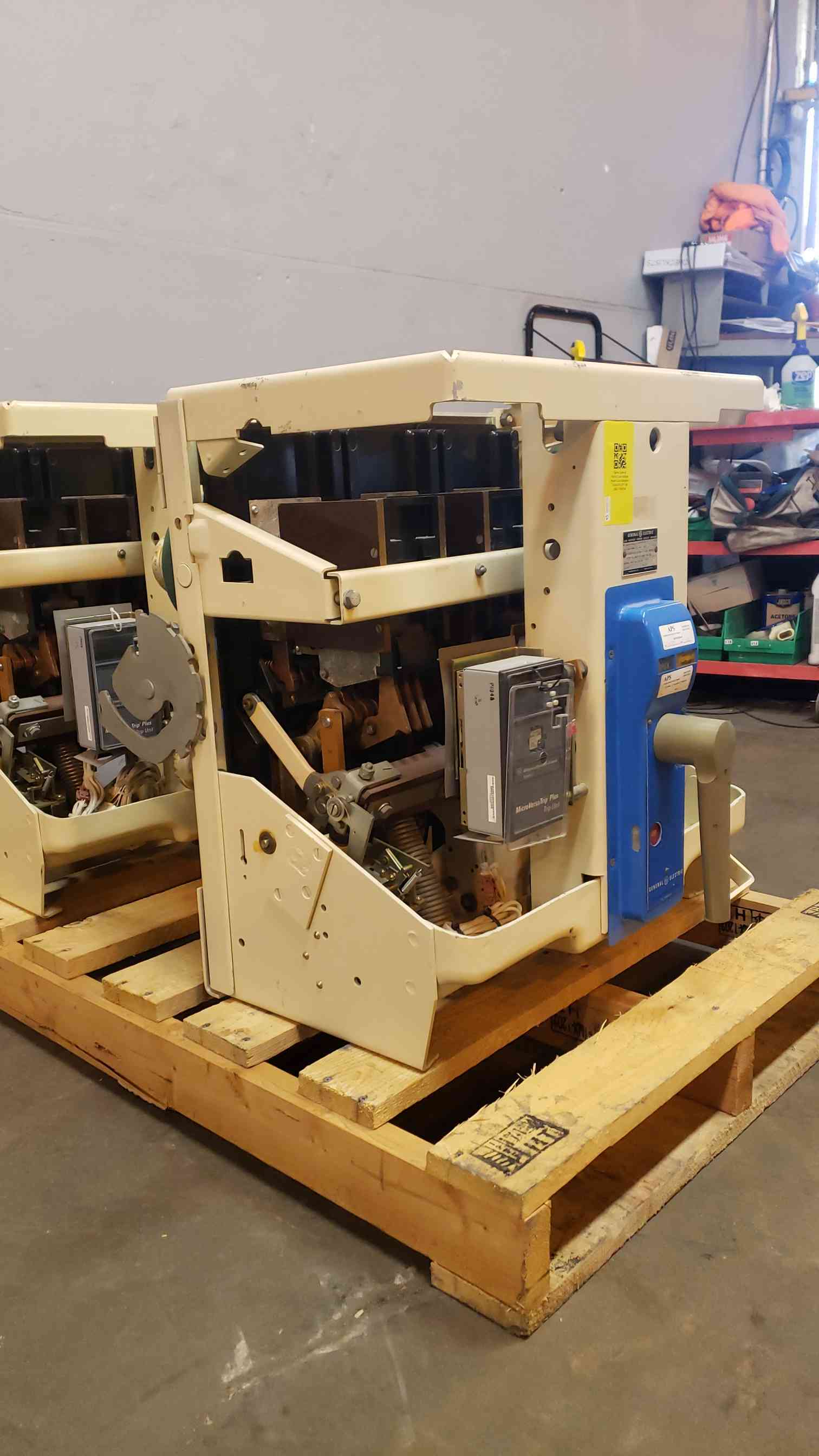 3000 Amps, General Electric, 156A5045207TW, Low Voltage Power Circuit Breaker, 3-Pole, 60 Hz, 600 V - Image 3