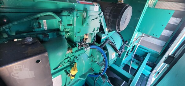 400 KW Cummins #QSX15, standby diesel generator set, 3 phase, encl, 2124 hours - Image 5