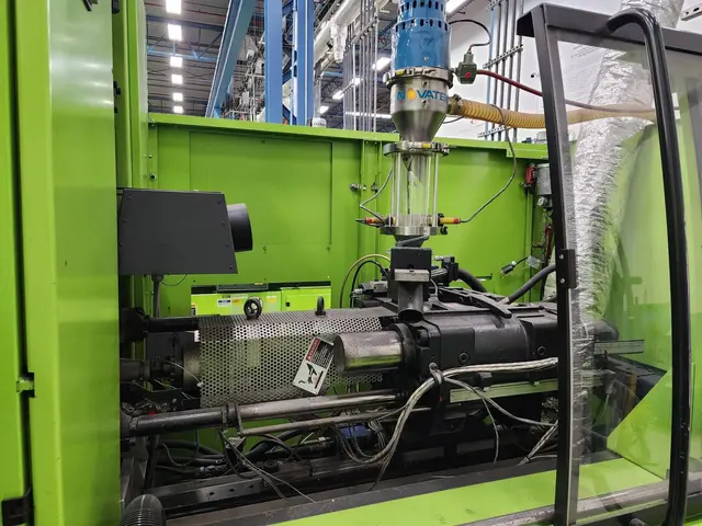 100 Ton, 6.5 oz., Engel #IN-330H/100, vertical clamp, horizontal injection, 13.39" x 23.23" platen, 2004 - Image 4