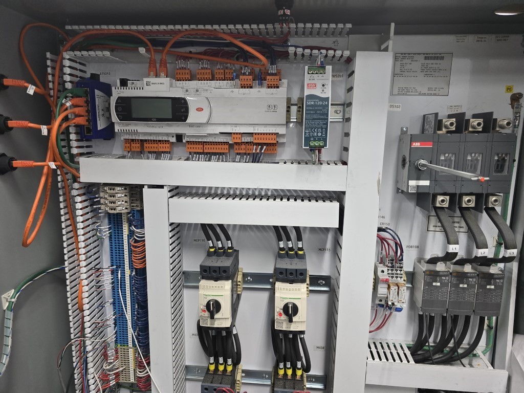 60 Ton, AEC, high efficiency remote air-cooled (HECR) chiller, R-410A refrigerant, 10" touch screen Control - Image 10