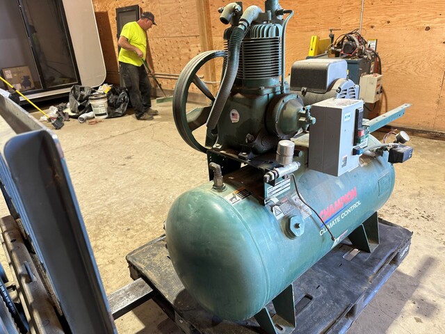 Champion #HR315-GCC, Air Compressor, 3 HP, good condition - Image 3